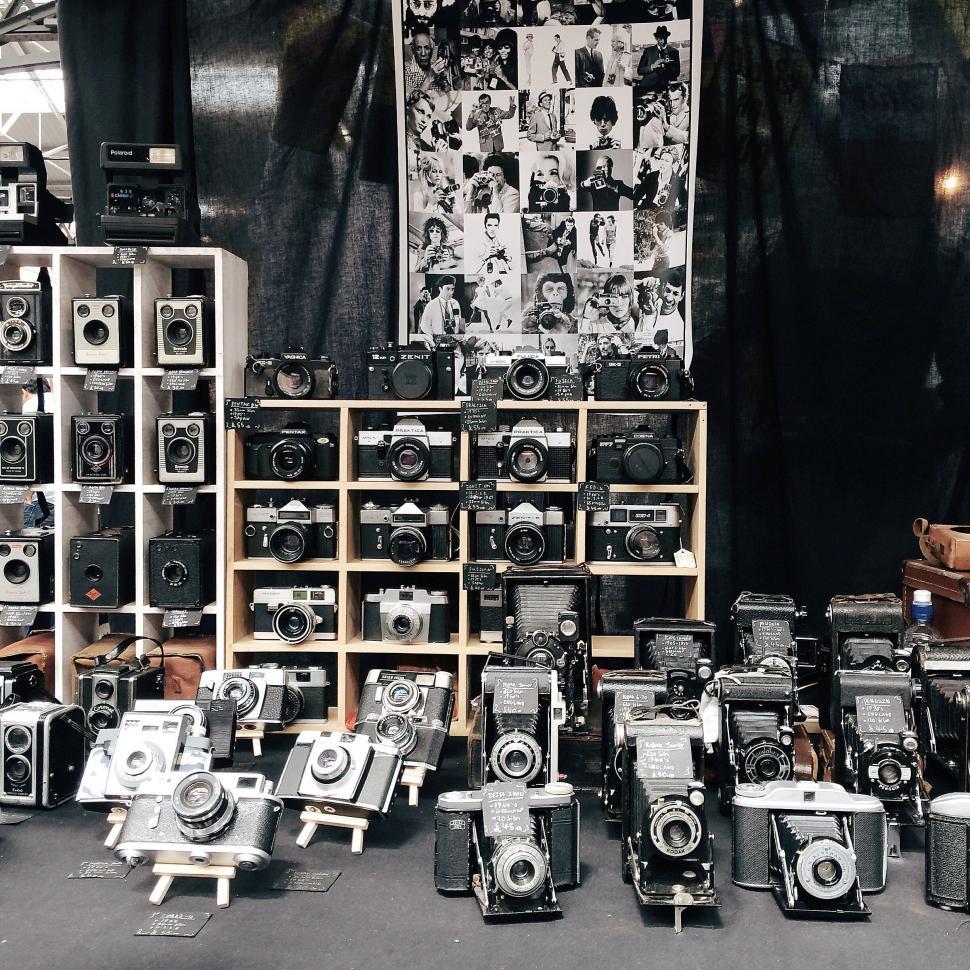 Free Image of Assortment of vintage cameras on display 