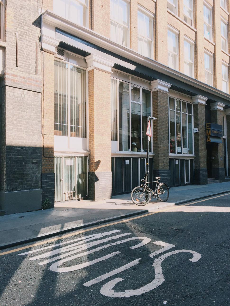 Free Image of Quiet street with bicycle and building 