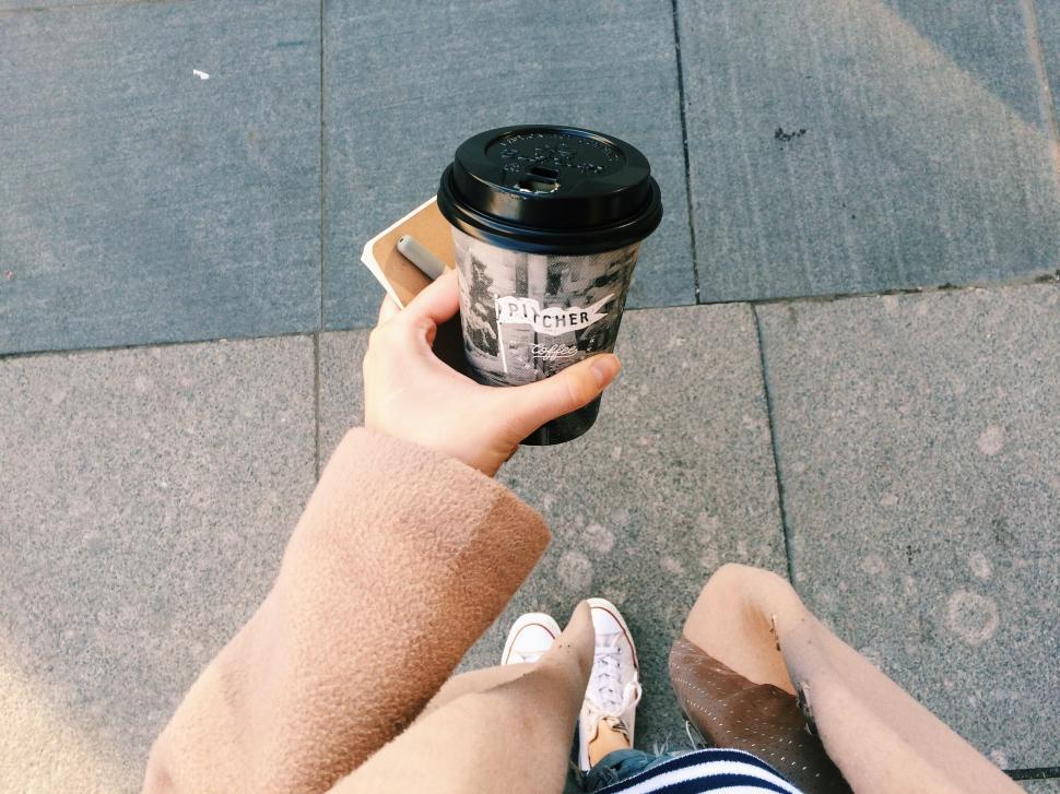 Free Image of Hand holding a take-away coffee cup 