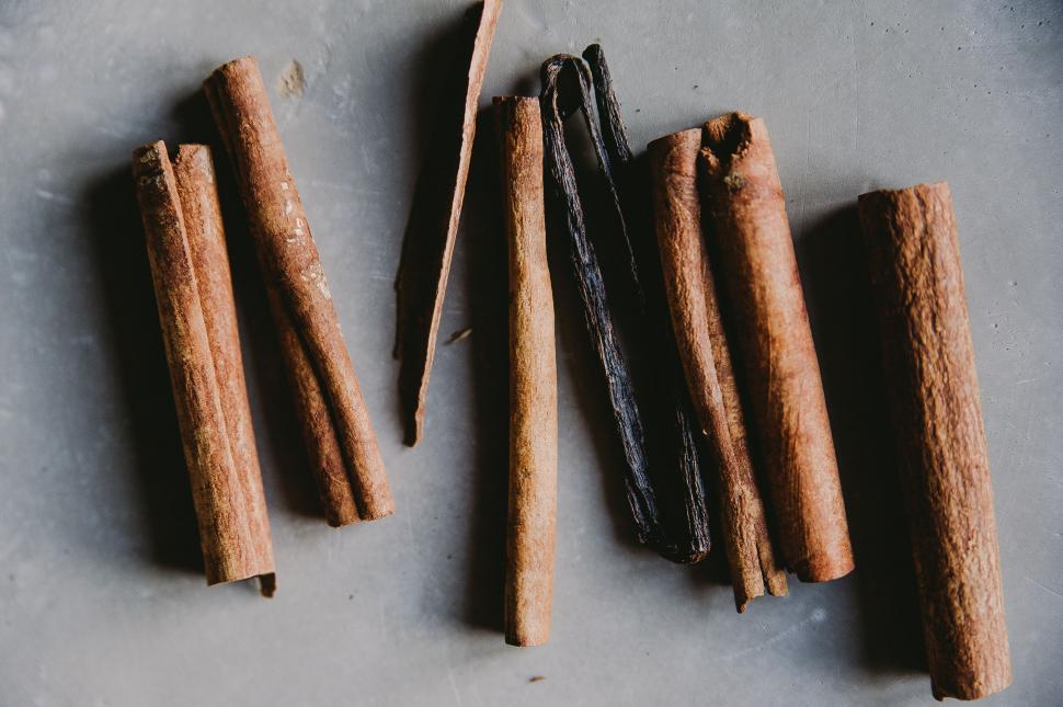 Free Image of Close-up of cinnamon sticks and a vanilla pod 
