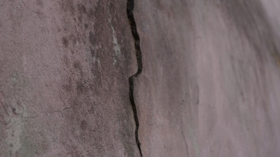 Free Image of Cracked wall surface close-up detail 