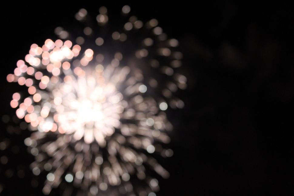 Free Image of Out of focus fireworks in the night sky 