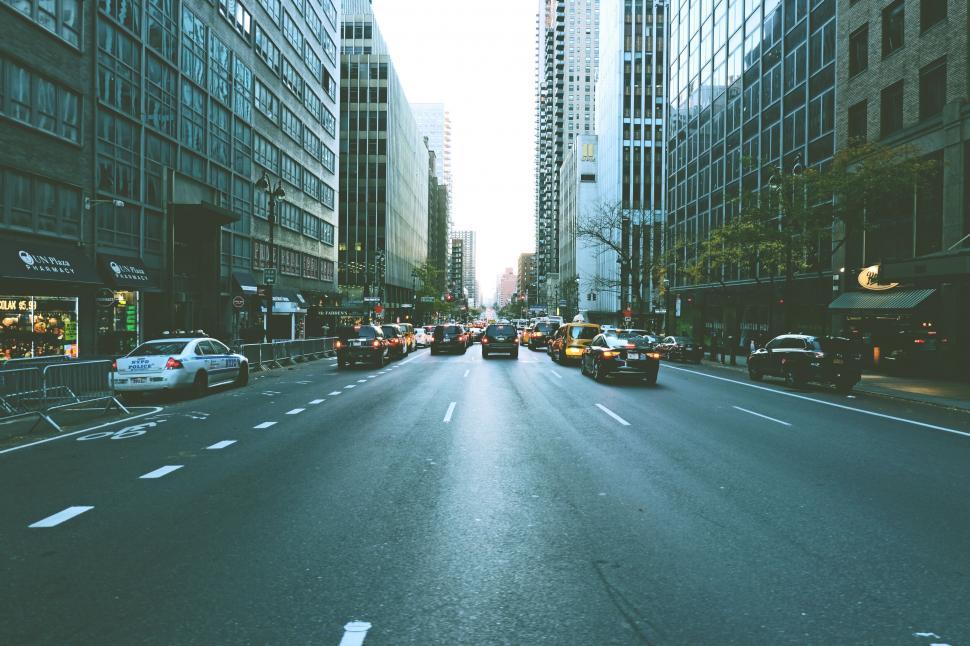 Free Image of Busy city street with cars and tall buildings 