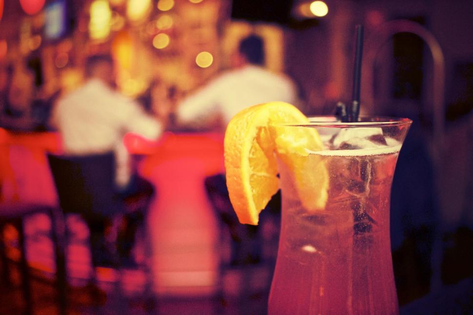 Free Image of Cocktail drink on bar counter with blurred background 