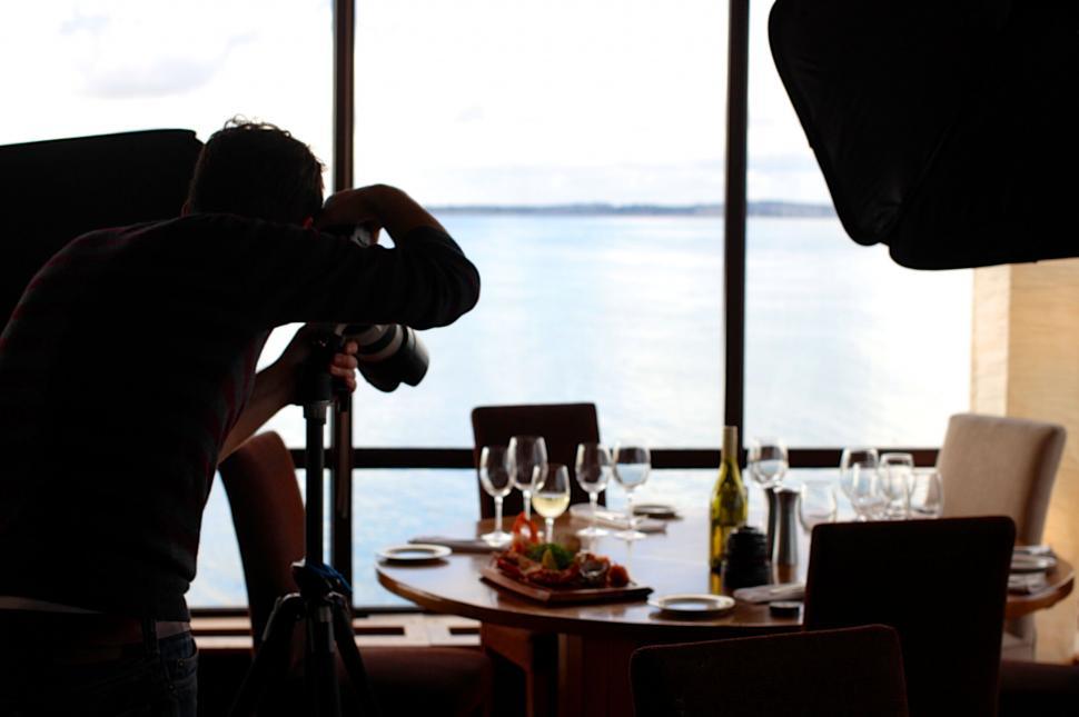 Free Image of Photographer preparing for a gastronomic shoot 