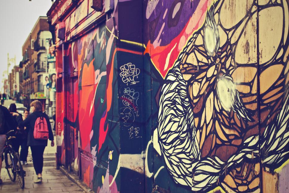 Free Image of Colorful graffiti art on urban street wall 
