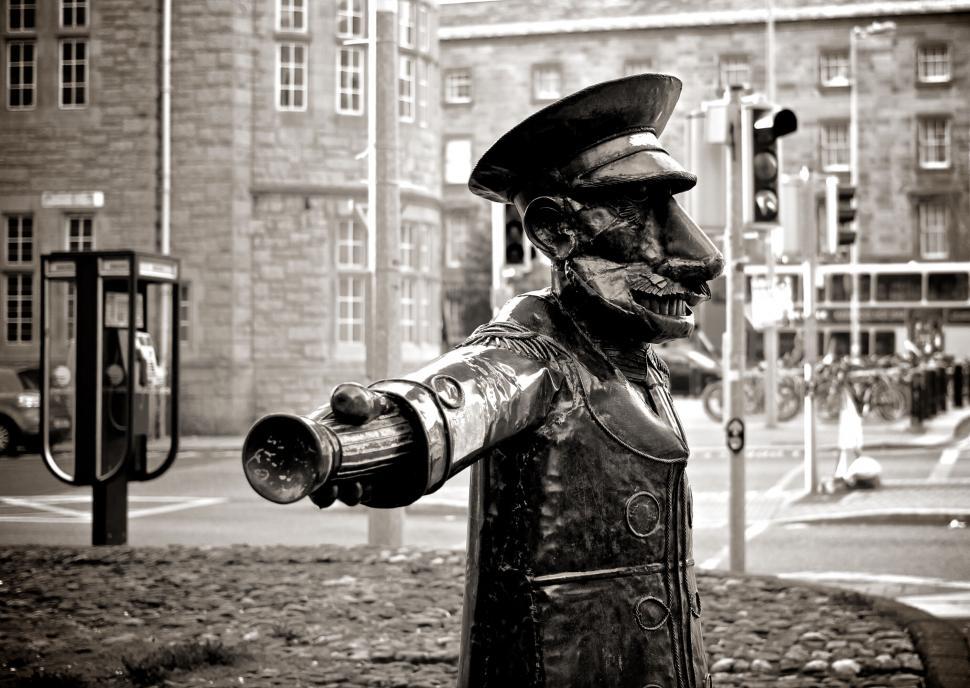 Free Image of Statue of a naval officer pointing direction 