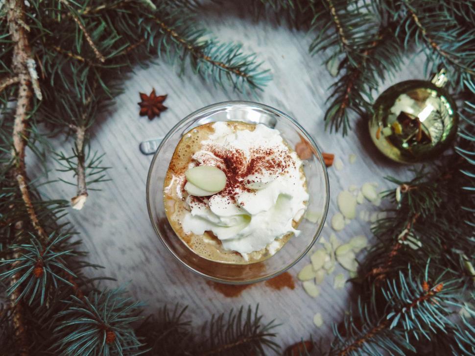 Free Image of Holiday spiced latte with festive decorations 