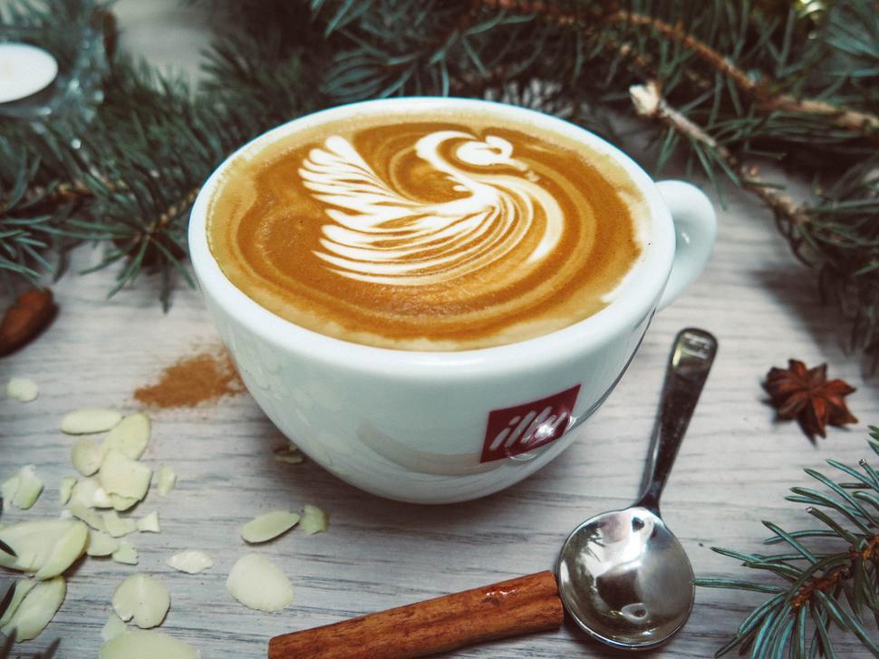Free Image of Artistic coffee cup with skillful latte art 