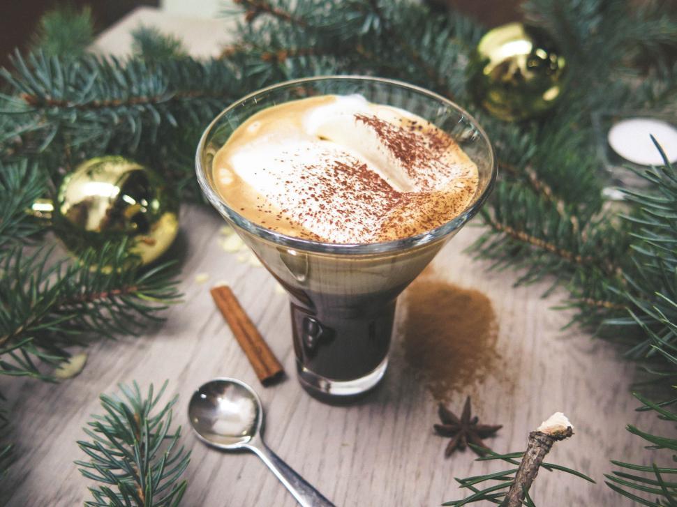 Free Image of Festive coffee with holiday decorations 