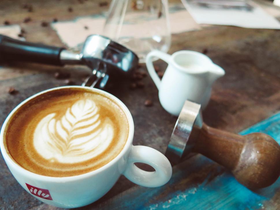 Free Image of Artistic latte with coffee equipment 