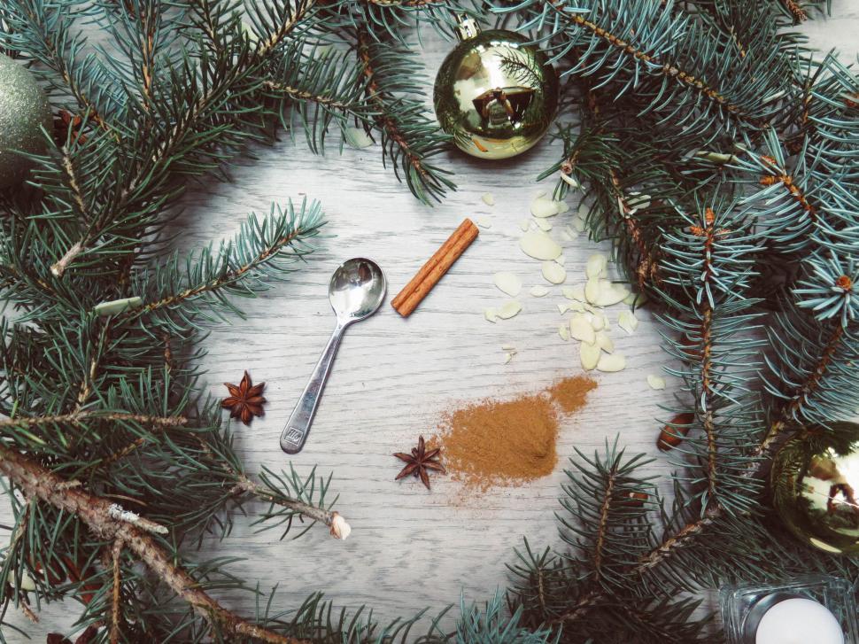 Free Image of Christmas spices and decorations on wood 