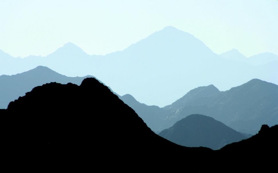 Free Image of Mountain silhouettes against a clear sky 