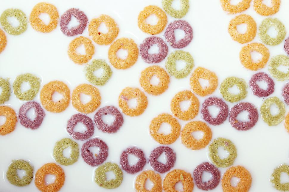 Free Image of Pattern of colorful cereal loops on white 