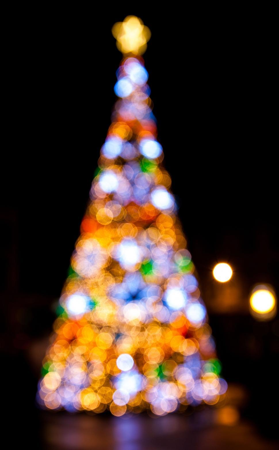 Free Image of Blurred image of a sparkling Christmas tree 