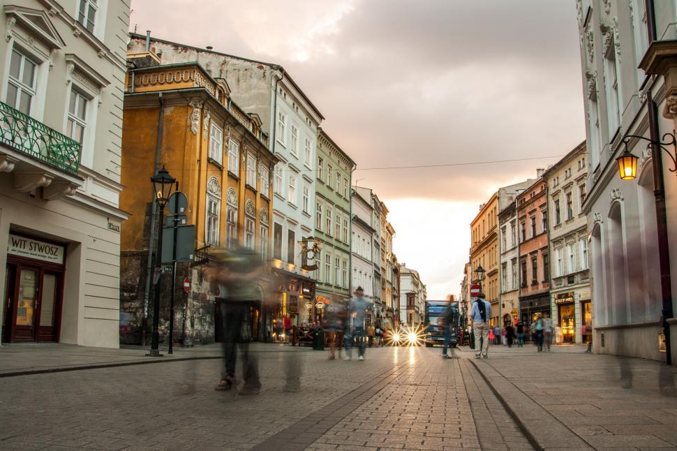 Free Image of Bustling city street at dusk with motion blur 