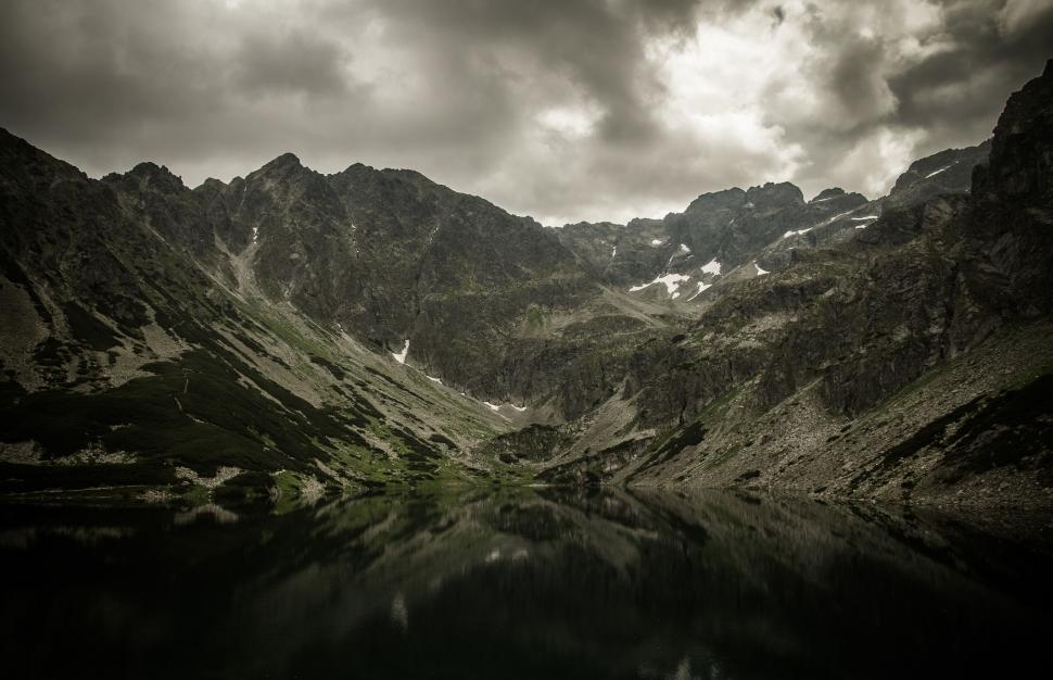 Free Image of Serene mountain lake with reflection 