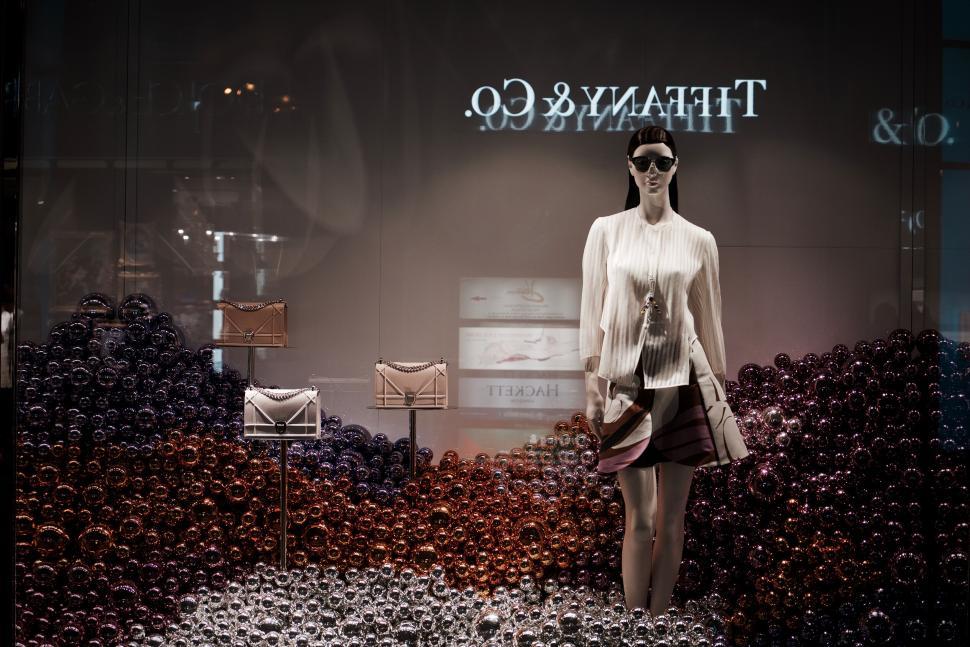 Free Image of Mannequin display in luxury store 