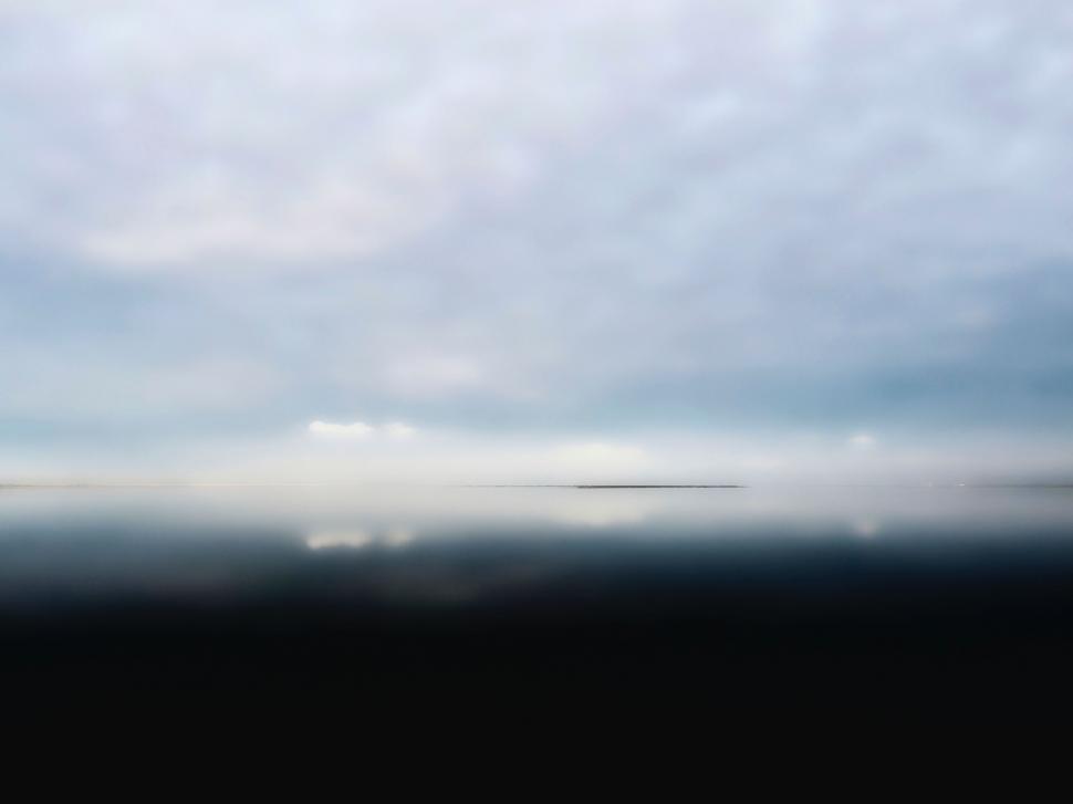 Free Image of Minimalist seascape with horizon line 