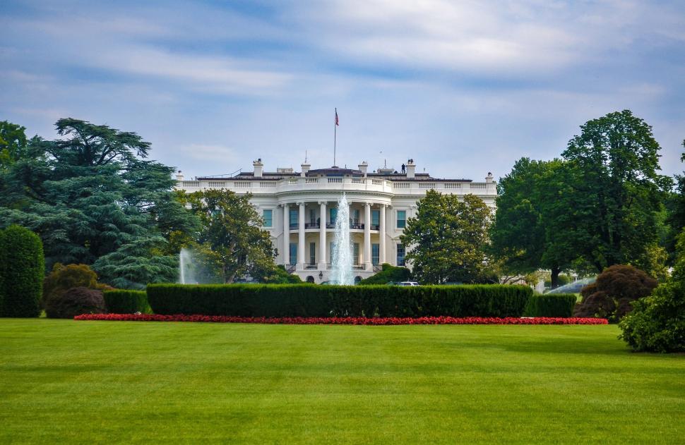 Free Image of White House with fountains and garden 