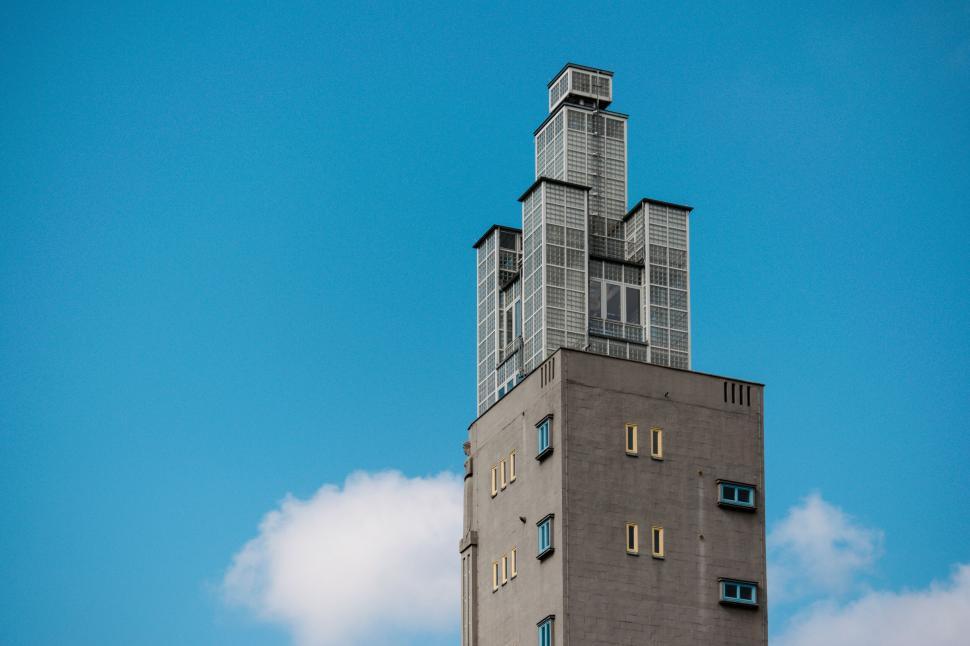 Free Image of Modernist architecture tower with blue sky backdrop 