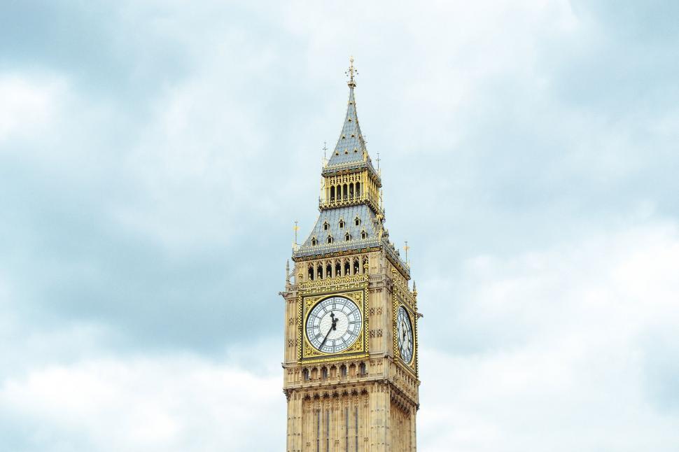 Free Image of Iconic Big Ben against a cloudy sky 