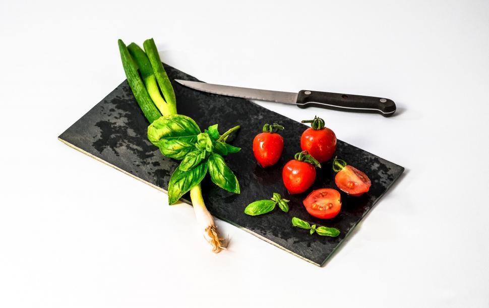 Free Image of Fresh tomatoes and basil on a cutting board 