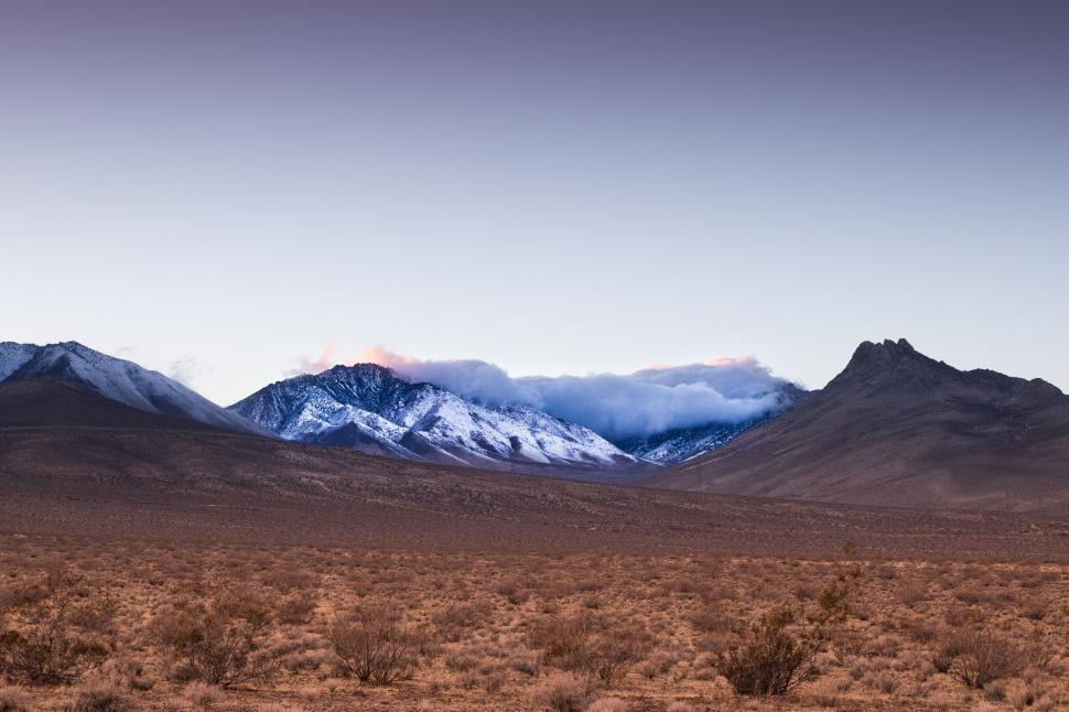 Free Image of Desert mountain range at dusk with clouds 