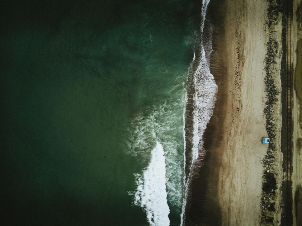 Free Image of Overhead shot of beach and waves 