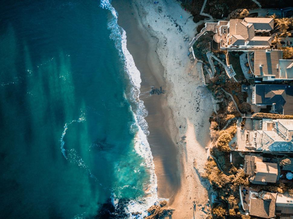 Free Image of Luxury seaside homes and ocean waves 