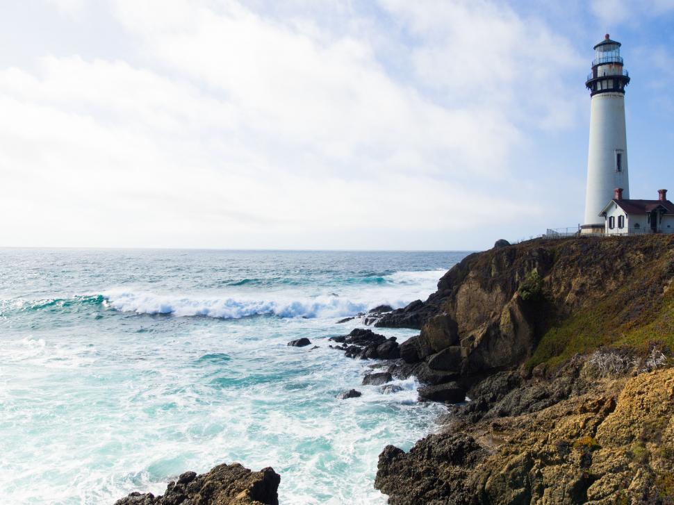 Free Image of Majestic lighthouse overlooking the ocean waves 