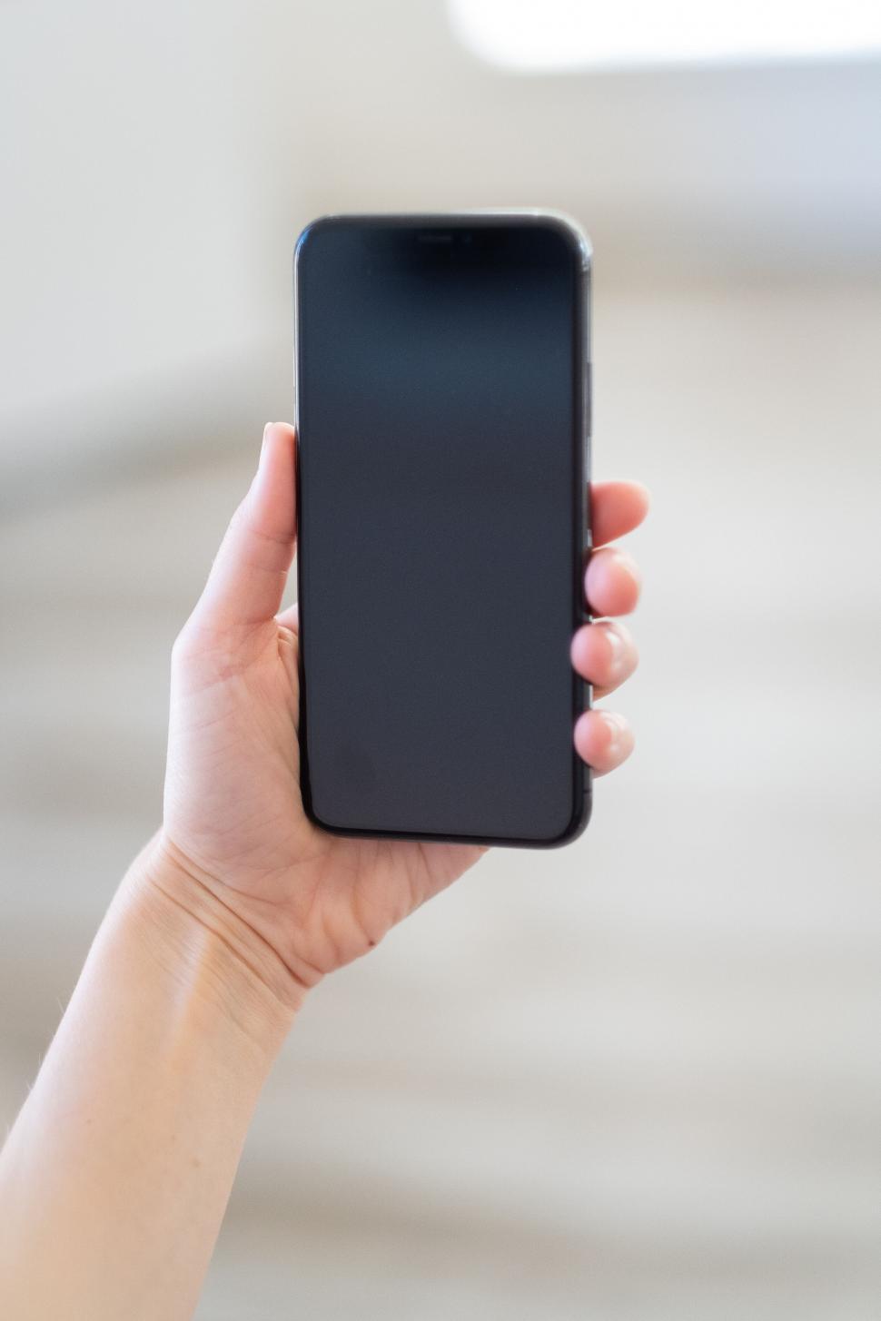 Free Image of Hand holding a smartphone 