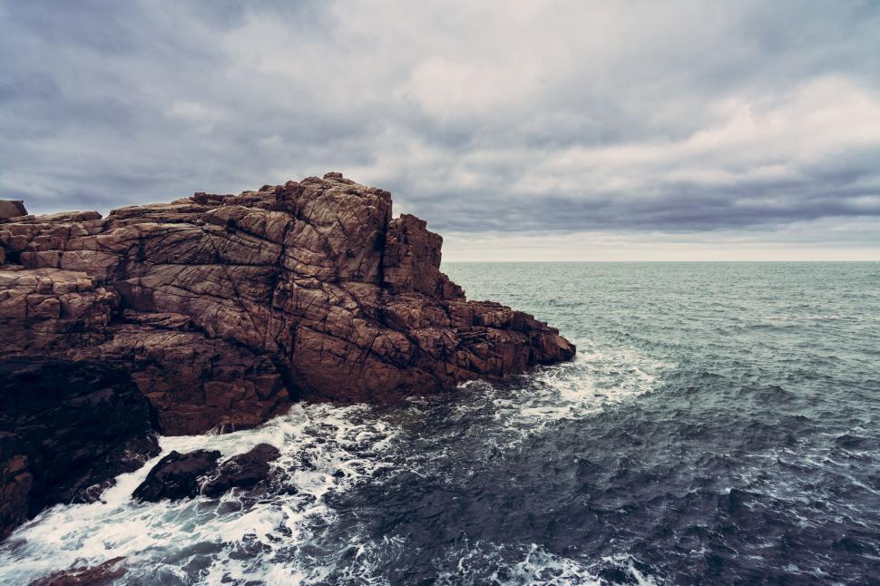 Free Image of Dramatic rock formation over stormy sea 