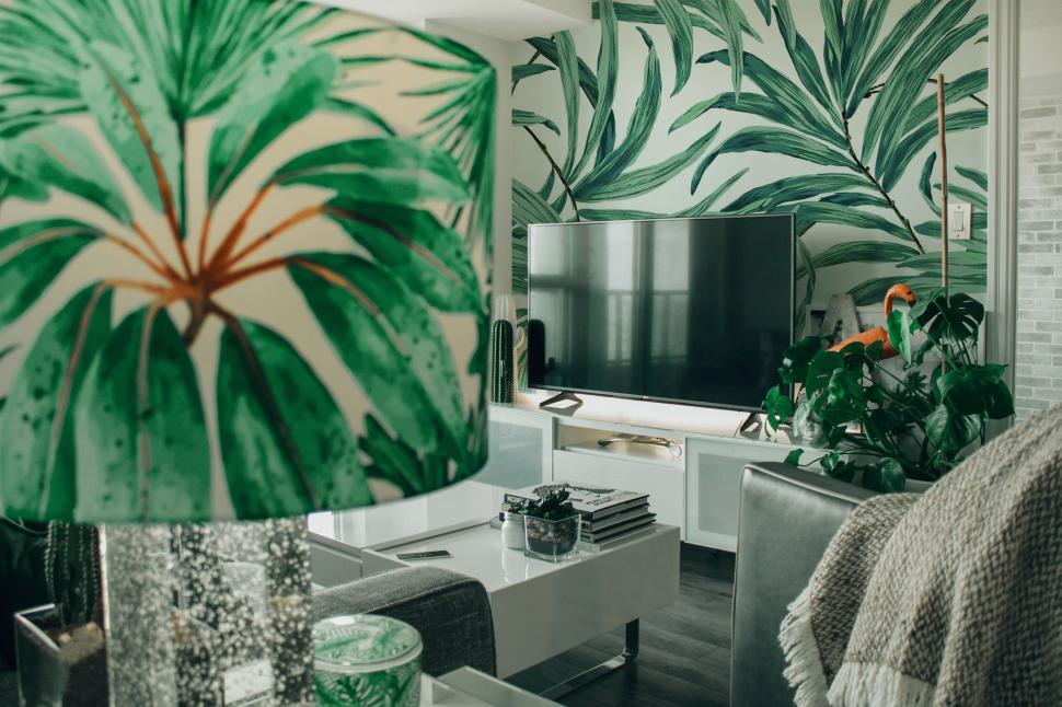 Free Image of Tropical plant themed living room 