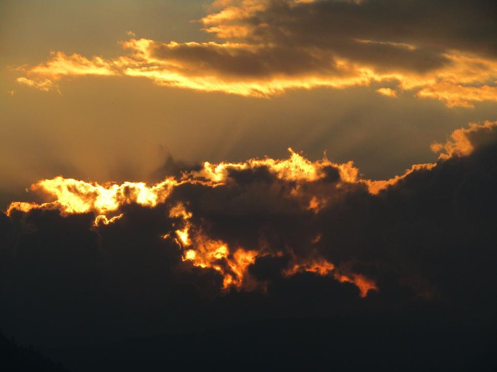 Free Image of Dramatic sunset behind dark clouds 