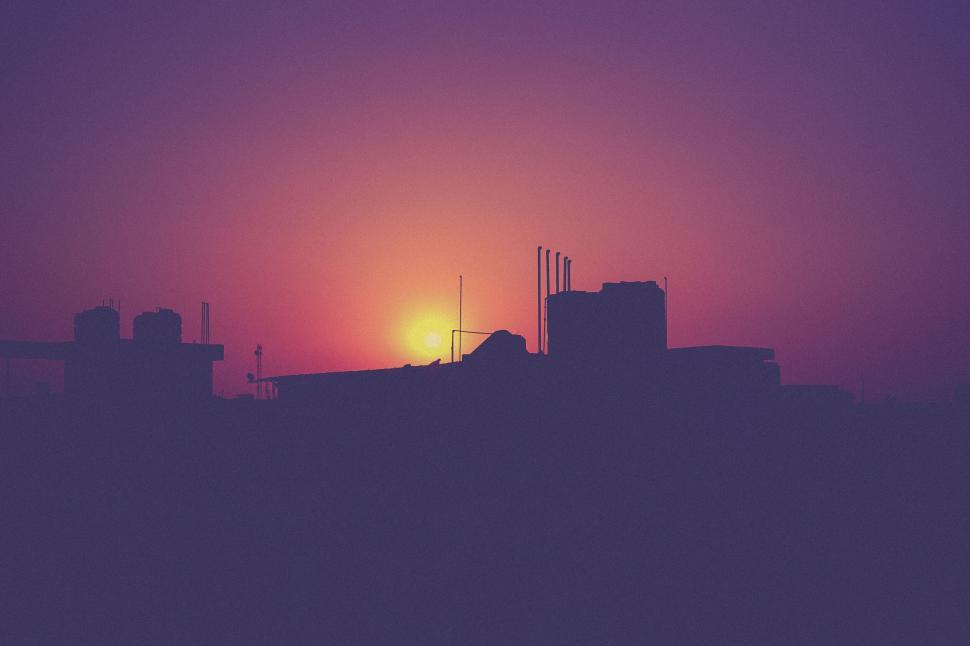 Free Image of Silhouette skyline at sunset with violet hues 