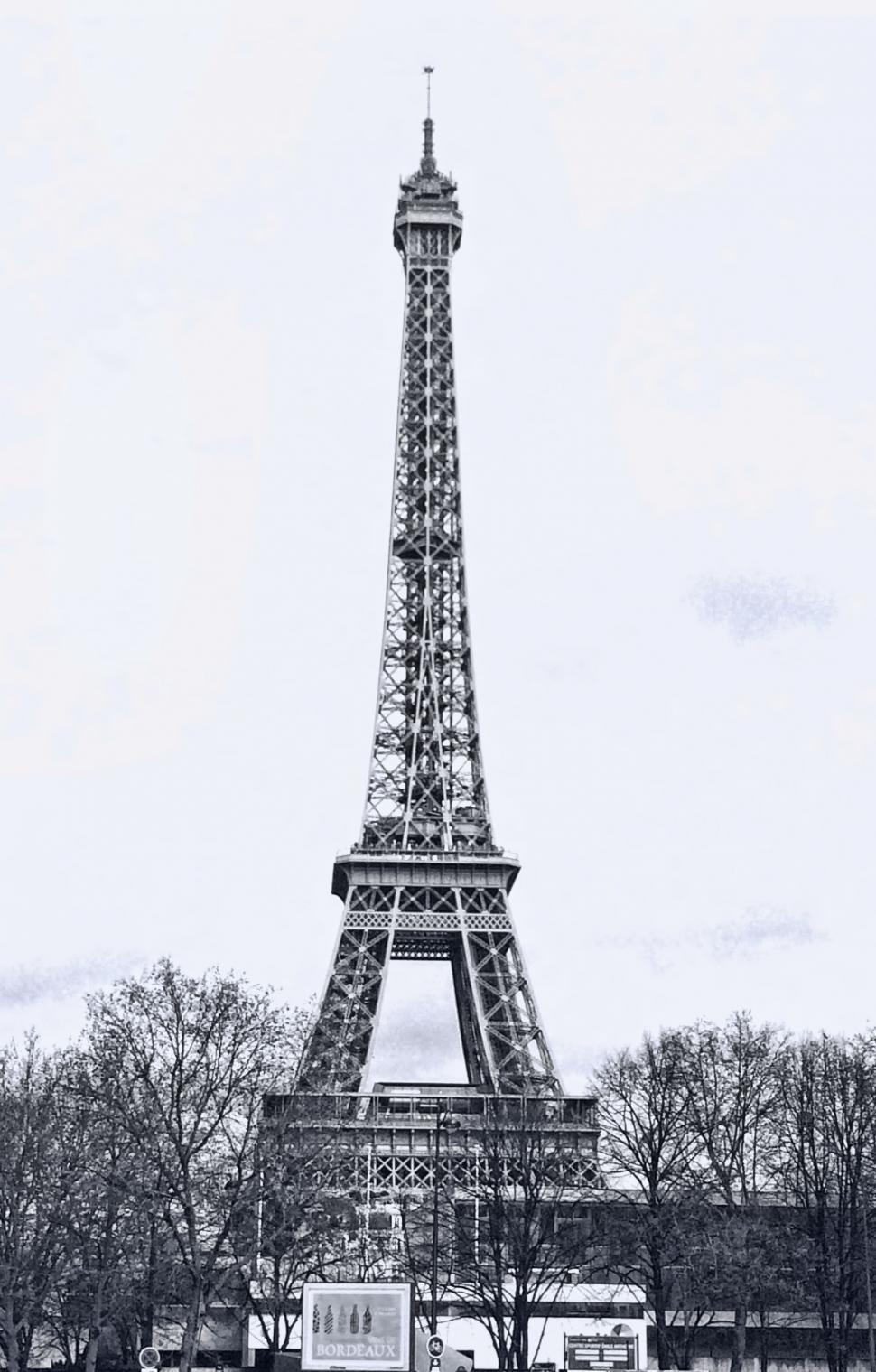 Free Image of Iconic Eiffel Tower in monochrome 