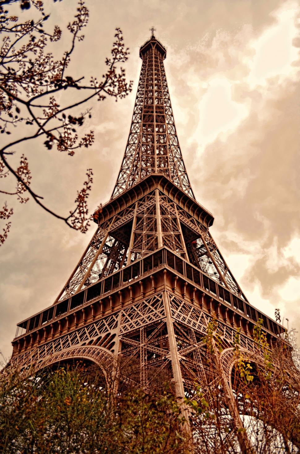 Free Image of Majestic Eiffel Tower looms over Paris skyline 