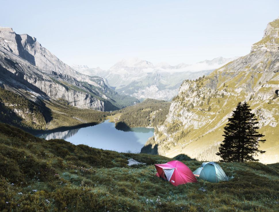 Free Image of Camping tents beside a mountain lake 