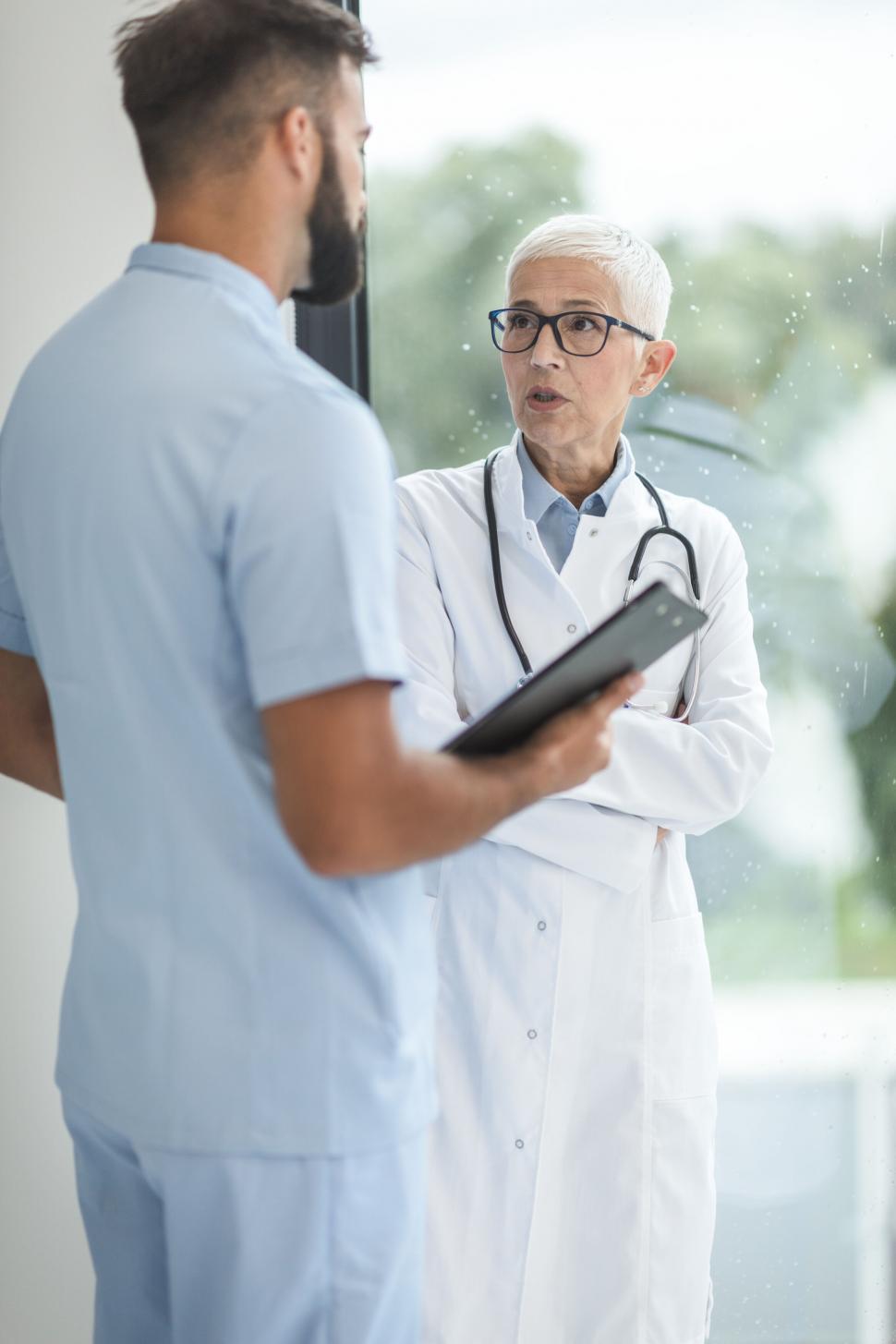 Free Image of Doctor consulting with nurse in modern clinic 