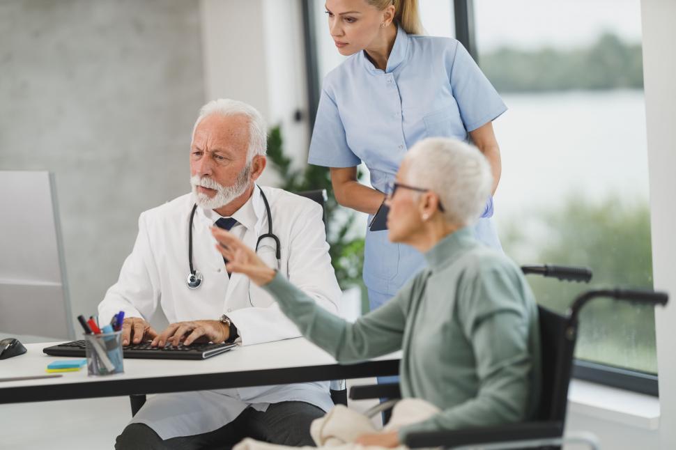 Free Image of Patient with doctor and nurse using computer 