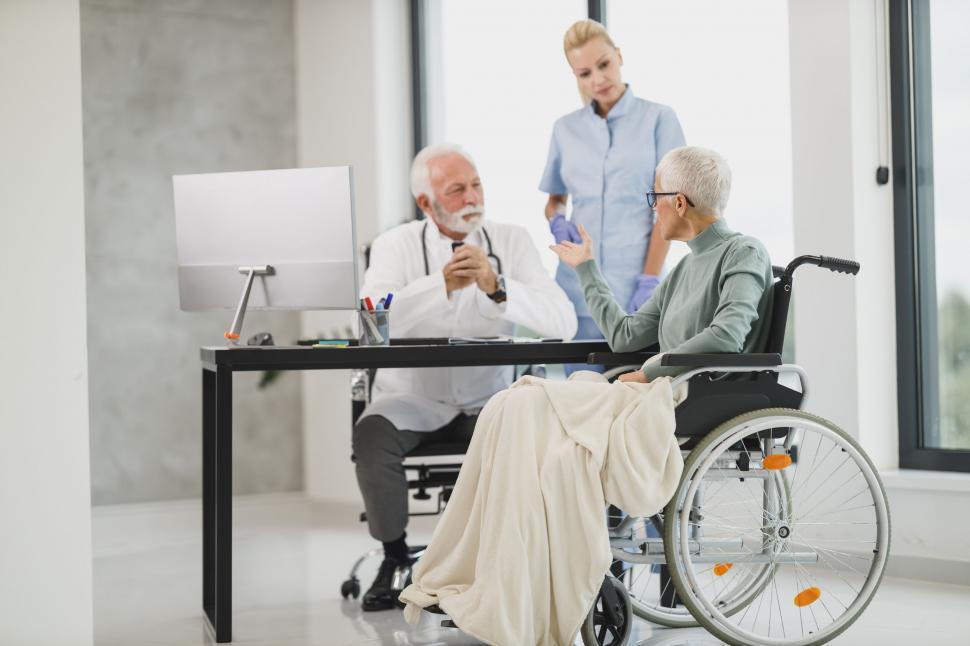 Free Image of Senior patient with doctor and nurse 