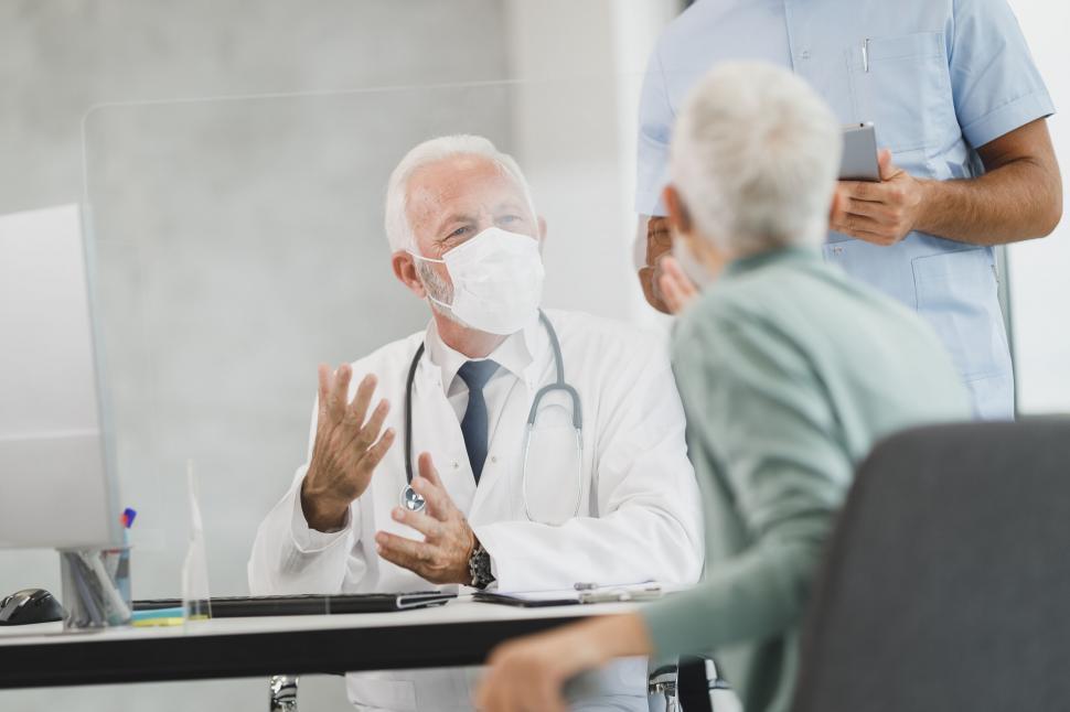 Free Image of Doctor consulting with elderly patient 