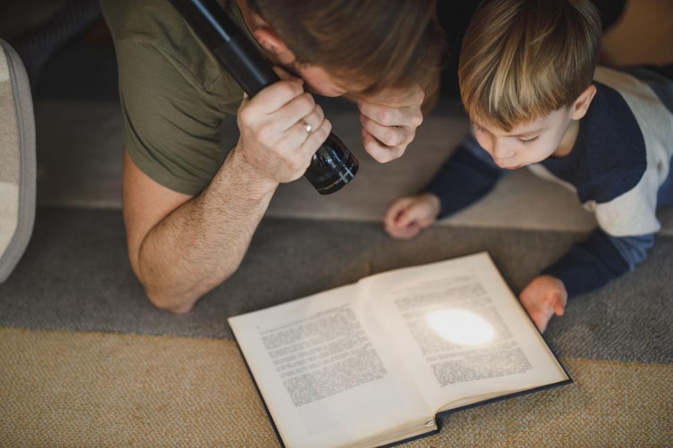 Free Image of Father and son exploring with a magnifying glass 