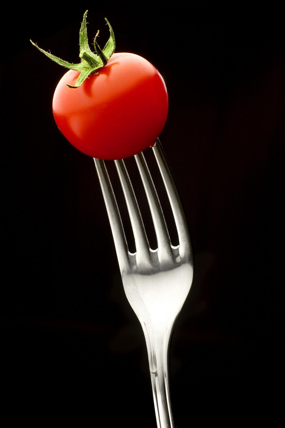 Free Image of Juicy tomato pierced by a fork macro shot 