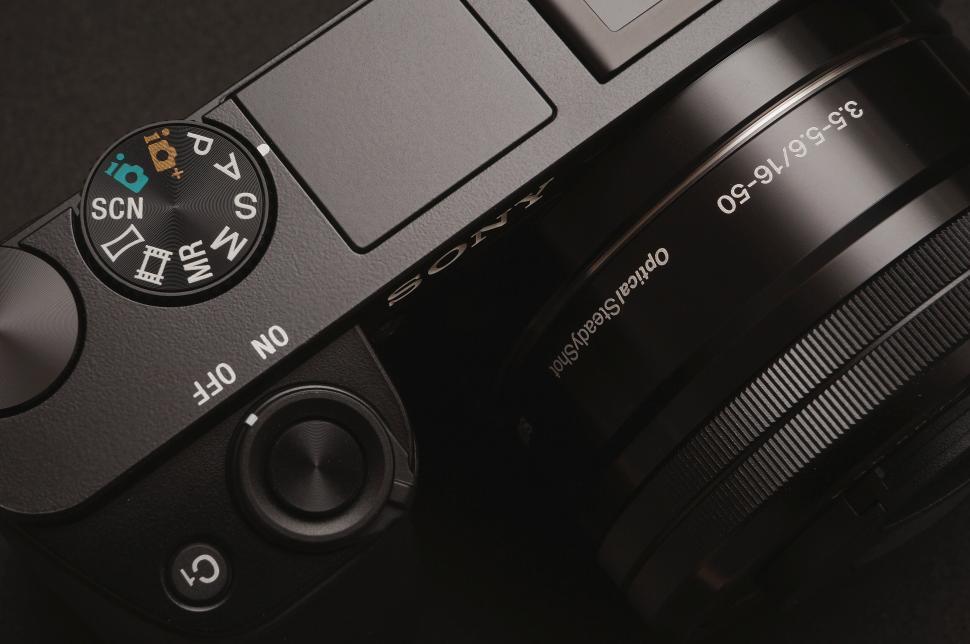 Free Image of Close-up of a Sony camera and lens 