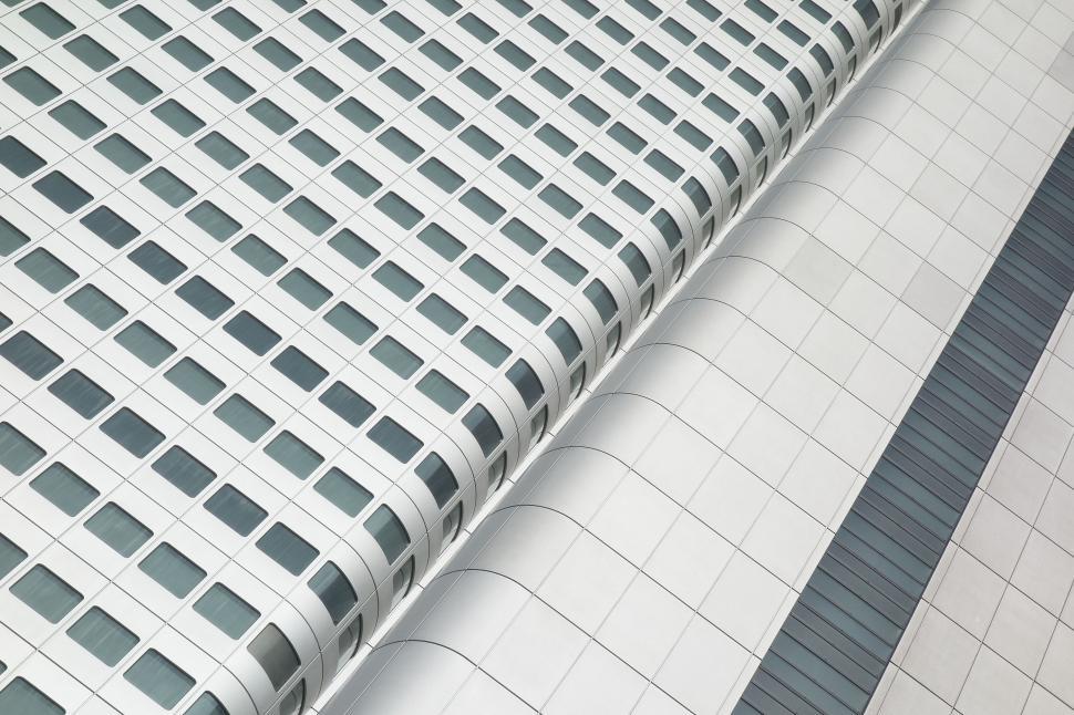 Free Image of Wavy architecture with repeating window pattern 