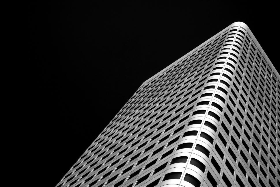 Free Image of Curved lines of a modern skyscraper against sky 