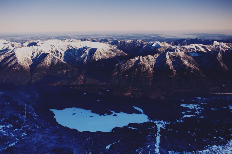 Free Image of Aerial view of mountain range with snow and lake 