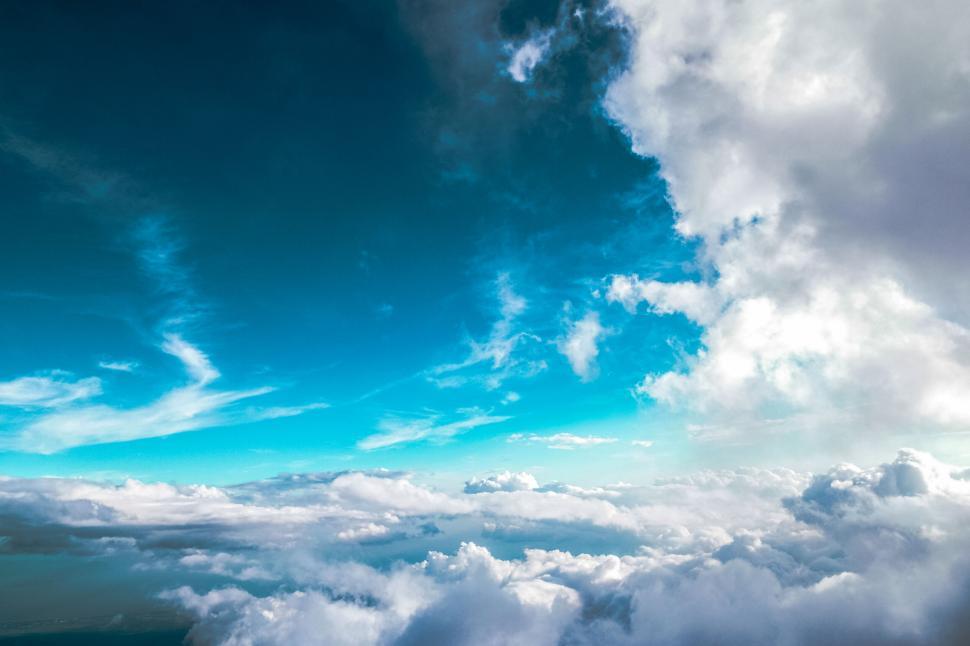 Free Image of Expansive cloudscape over a wide landscape 